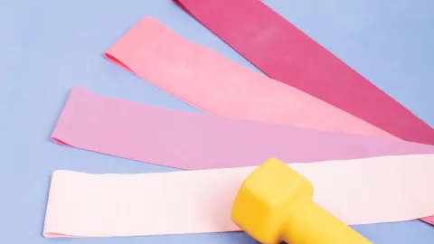 Faixas elásticas coloridas de diferentes espessuras dispostas lado a lado