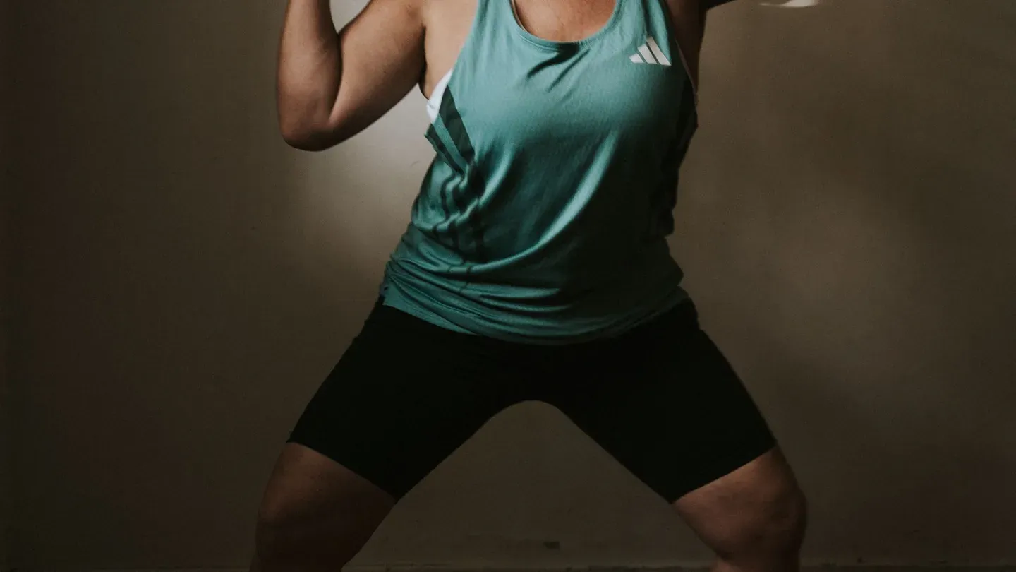 Mulher madura treinando com halter em casa