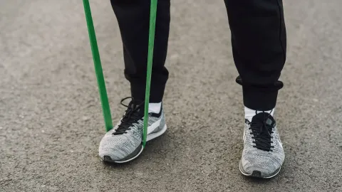 Pés presos com elástico de resistência para exercício de panturrilha