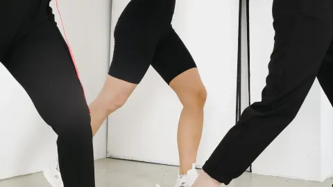 Mulheres com tênis de dança em pose energética de treino