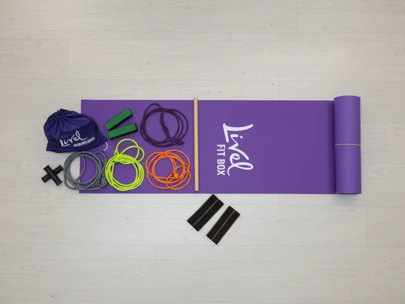 Kit FitBox Livel com colchonete, elásticos, cintas e bastão de madeira reunidos para mobilidade em casa