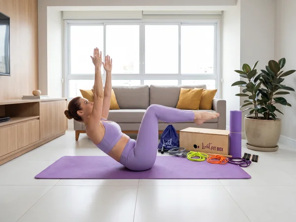 Mulher praticando pilates em casa