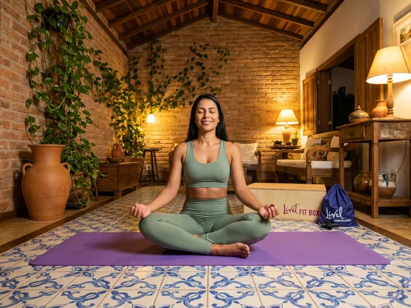 Mulher praticando yoga em casa