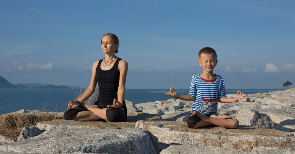 mãe e filho praticando yoga