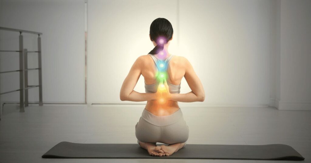 mulher em uma pose de yoga com roupa cinza