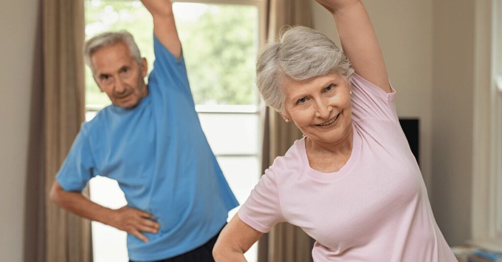 casal de idosos fazendo alongamento