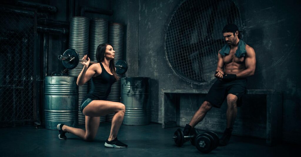 casal fazendo exercicio com pesos
