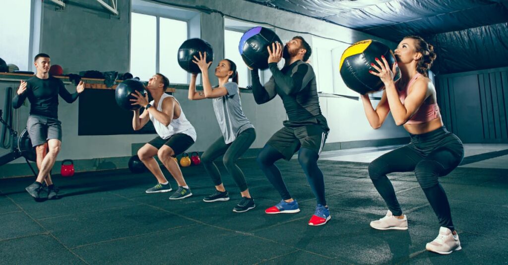 grupo de alunos fazendo exercicio com bolas