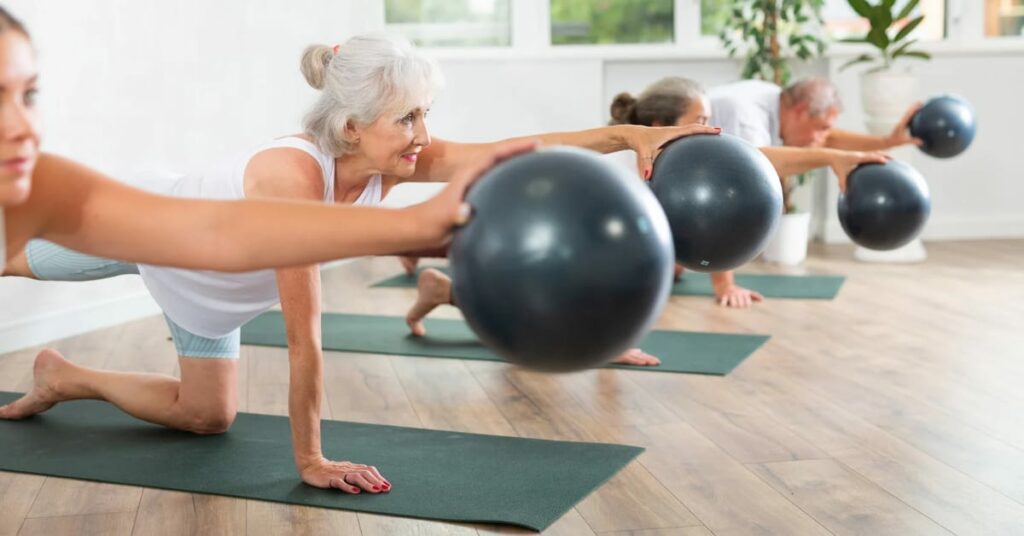 grupo de idosas praticando pilates