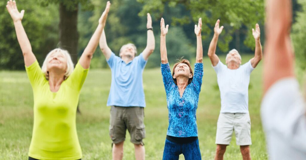 grupo de idosos fazendo alongamento