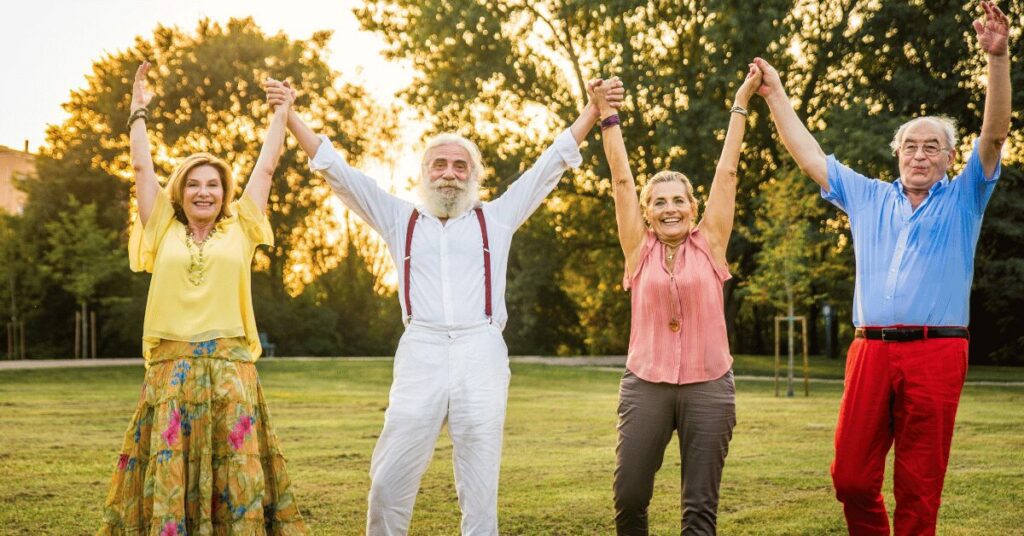 grupo de idosos fazendo alongamento juntos