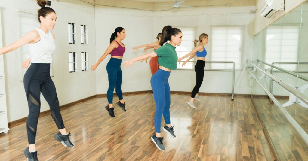 grupo de mulheres fazendo treino hiit