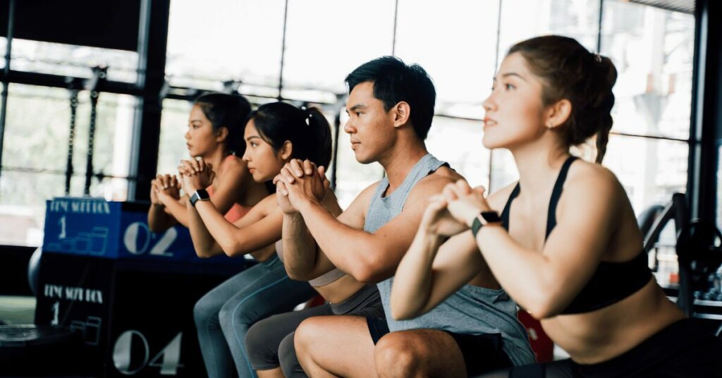 grupo de pessoas agachando hiit