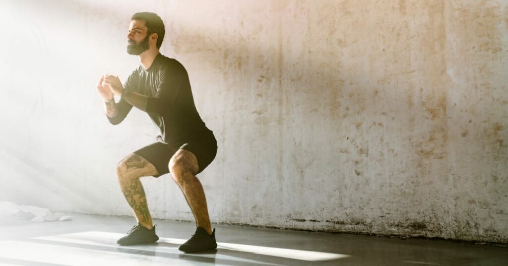 homem fazendo agachamento