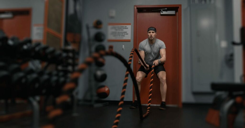 homem fazendo exercicio hiit com cordas