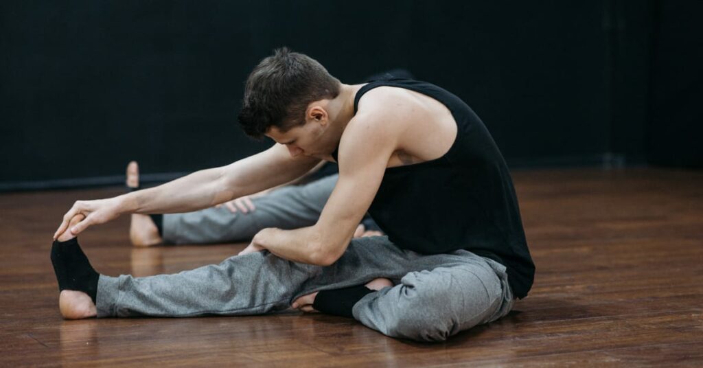 homem se alongando no fundo preto