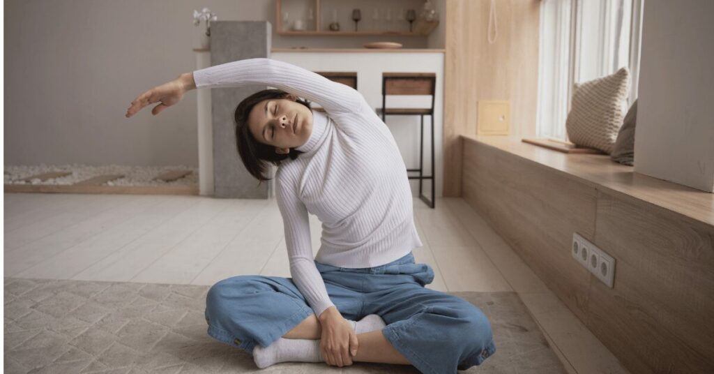 mulher com casaco branco fazendo alongamento