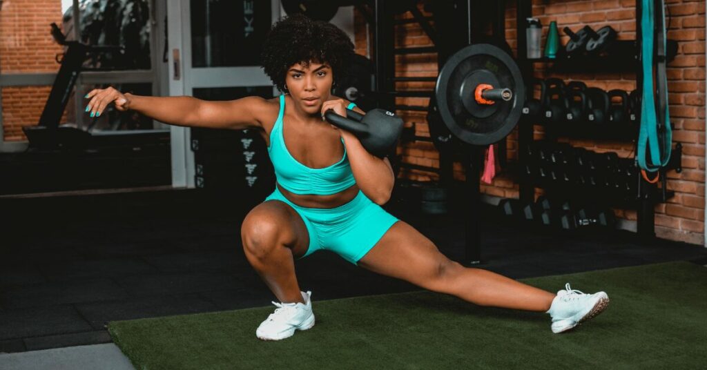 mulher com unha azul fazendo exercicios com peso