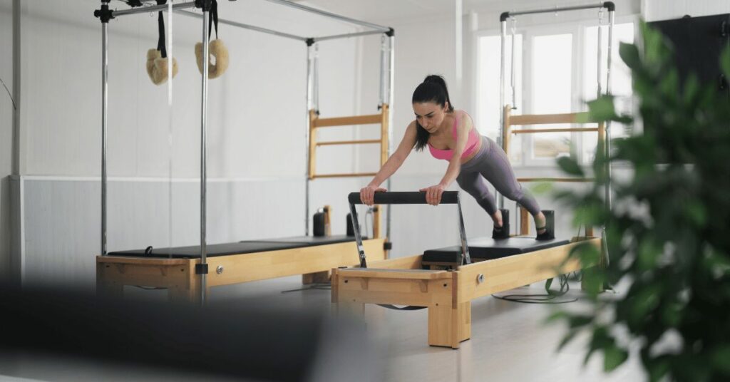 mulher se alongando no cadillac