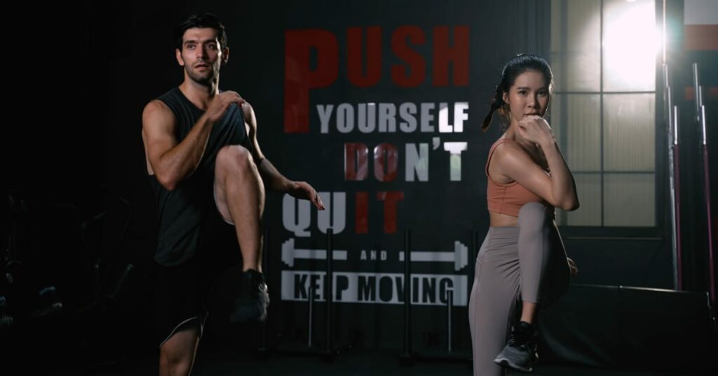 casal fazendo treino hiit na academia