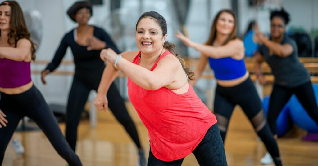 grupo de mulheres fazendo fit dance