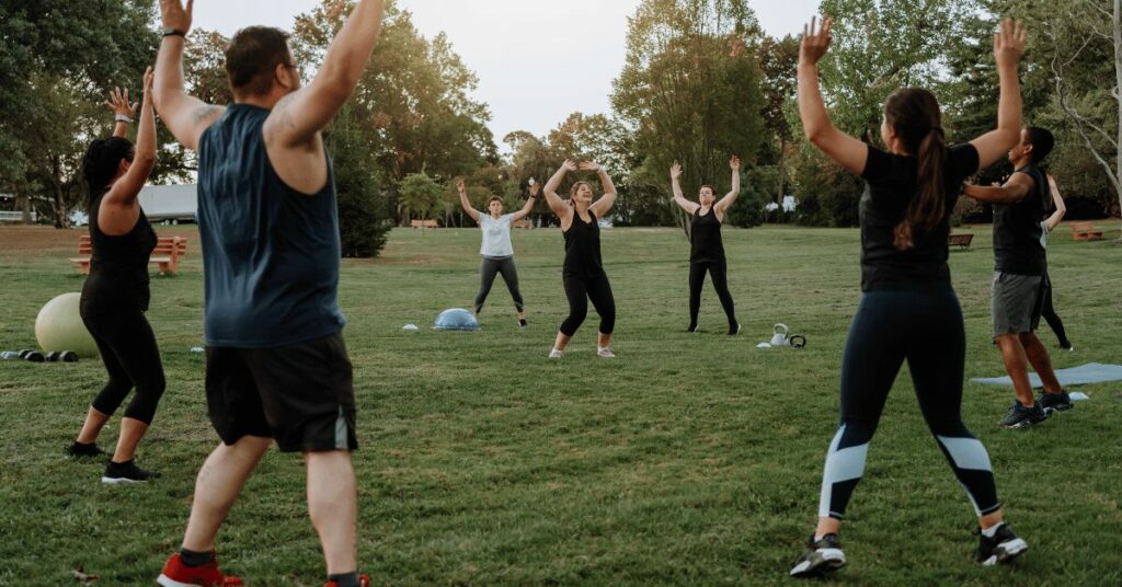 grupo de pessoas fazendo treino funcional