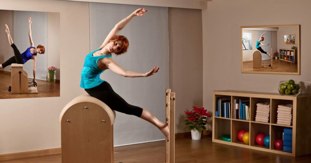 mulher fazendo exercicio de pilates em equipamento de madeira