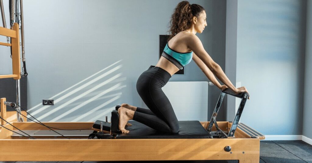 mulher fazendo pilates