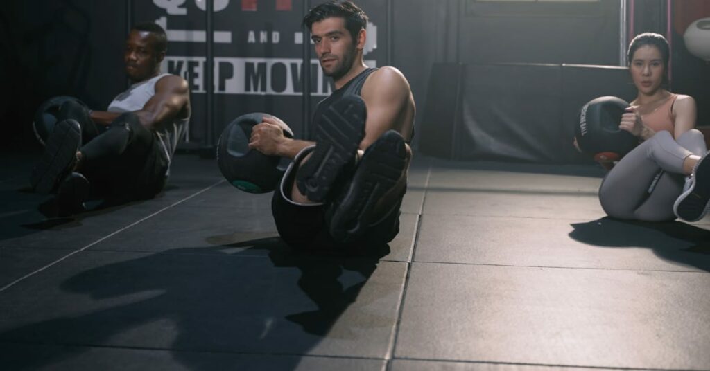 trio fazendo treino hiit com bolas