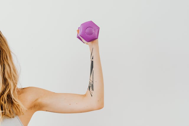 Treino de ombro em casa com halteres